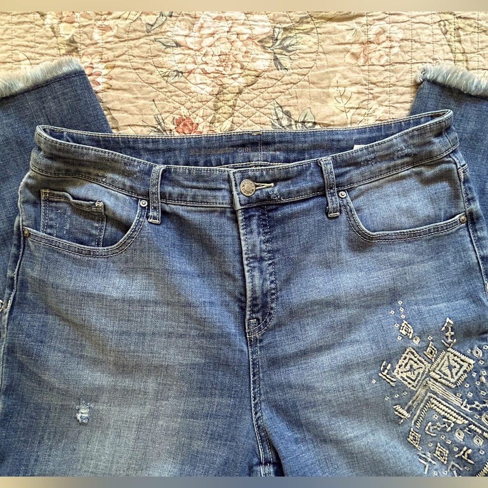 Chicos So Slimming Girlfriend Embroidered Distressed Ankle Jeans sz 1.5